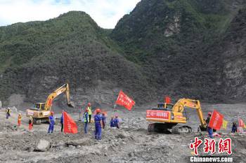 进入大规模土石方施工阶段 中国铁建奋战在茂县抢险一线